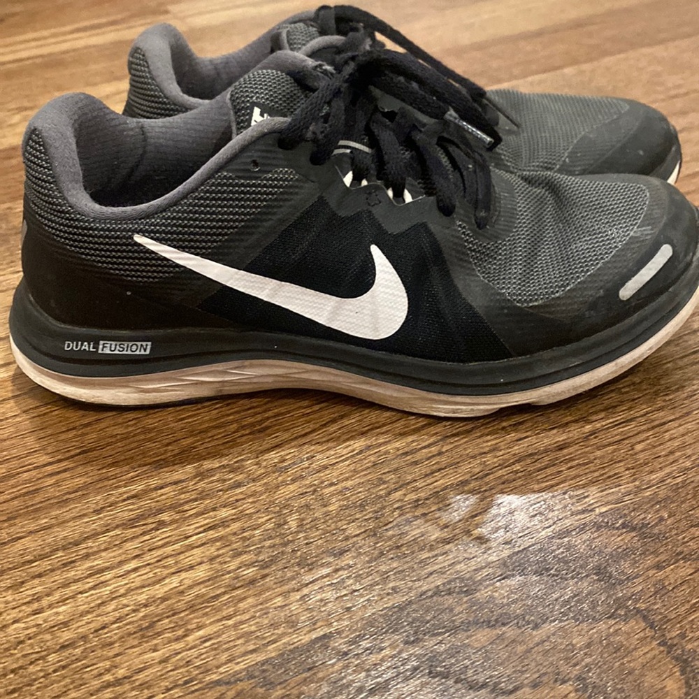 Nike women’s black & white shoe